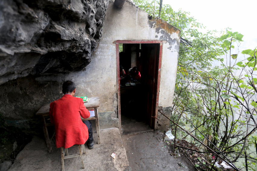 左邊是絕壁，右邊是懸崖，這樣一個讓人“倒吸涼氣”的地方，卻是袁老師的“辦公室”。