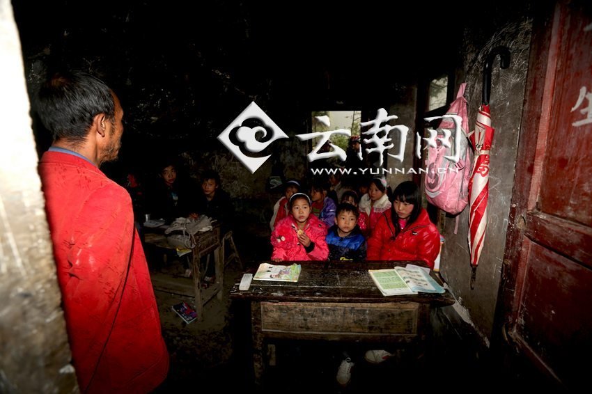 小學(xué)里只有兩個班，大點的孩子無法升入高年級，只得從一年級再讀起，就像復(fù)讀機。