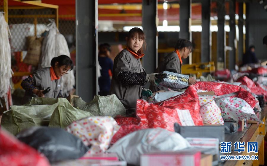 11月11日，一家快遞公司的工作人員正在分揀快件。