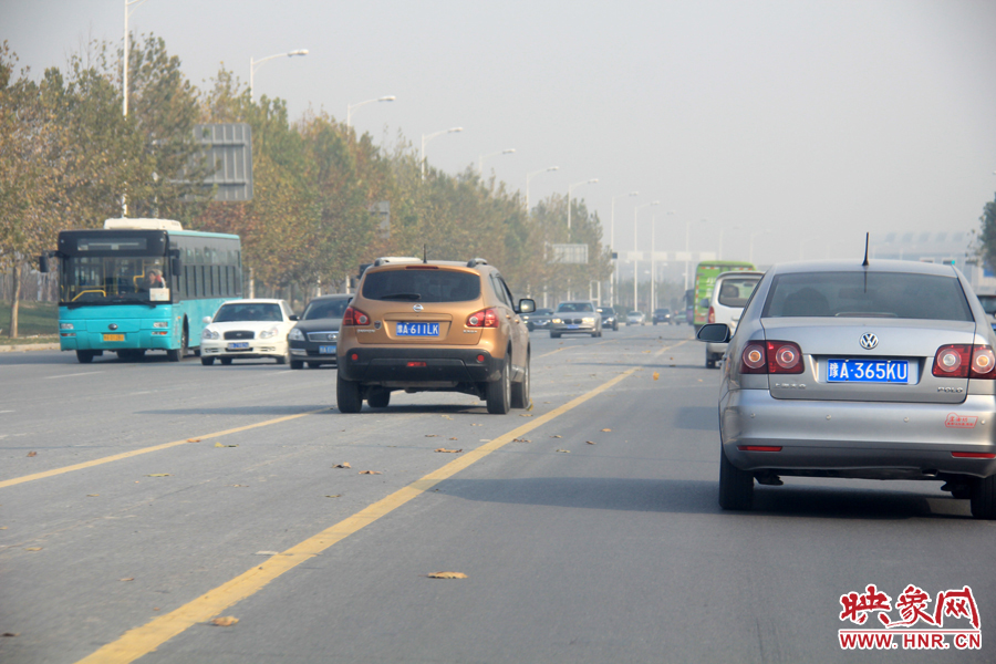 獨(dú)家：記者走訪鄭開大道 已放置數(shù)百個水泥隔離樁