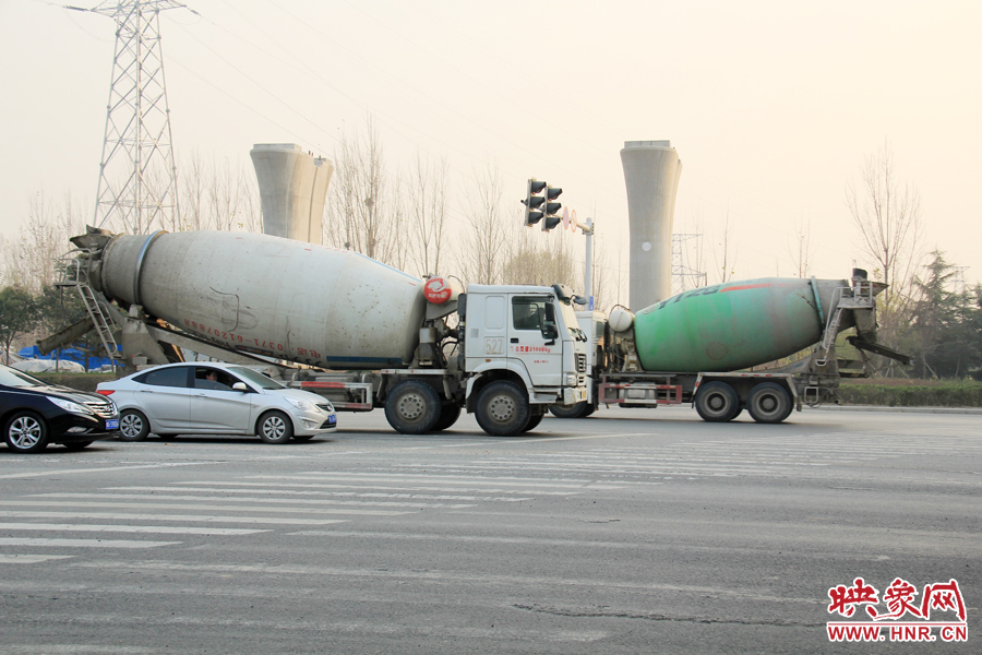 獨(dú)家：記者走訪鄭開大道 已放置數(shù)百個水泥隔離樁