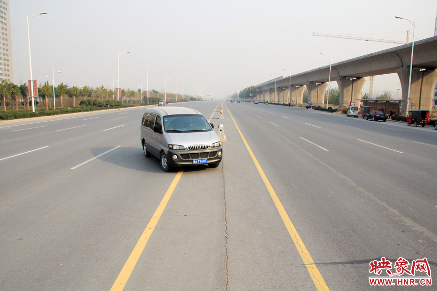 獨(dú)家：記者走訪鄭開大道 已放置數(shù)百個水泥隔離樁