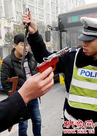 據(jù)當事交警描述，男子自知車上有刀，在車輛被逼停后，車上的另一名男子試圖將刀具交給到達現(xiàn)場的同伴。