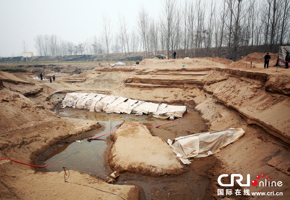 2014年1月6日，河南洛陽古沉船發(fā)掘現(xiàn)場，兩艘古沉船，一艘已經(jīng)挖掘出土，另一艘還有一半埋在沙丘里。