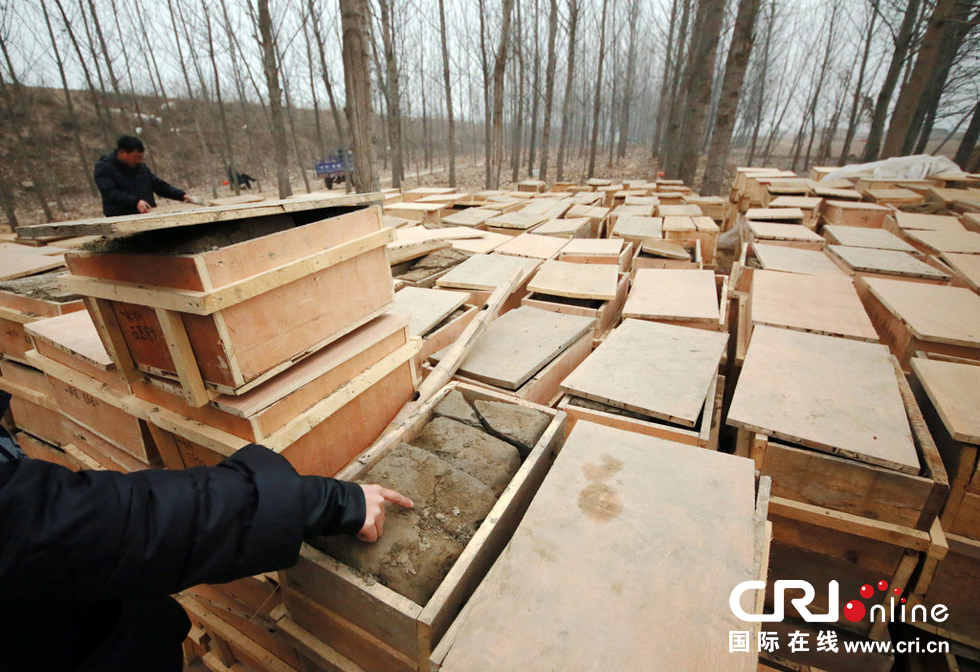 2014年1月6日，河南洛陽古沉船發(fā)掘現(xiàn)場，古船周圍和船上清理出來的青膏泥已被打包入箱。