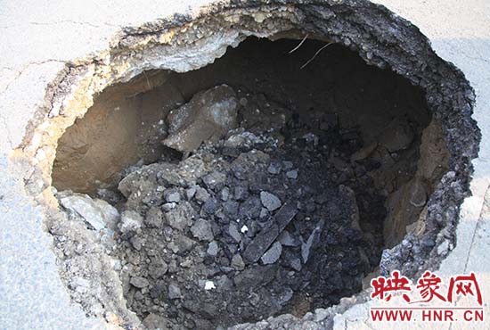 坑口直徑約兩米，路面下形成中空的大坑，約有15平方米。