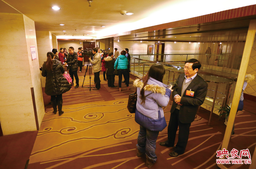 會(huì)議間隙，樓道成為記者采訪的主戰(zhàn)場(chǎng)