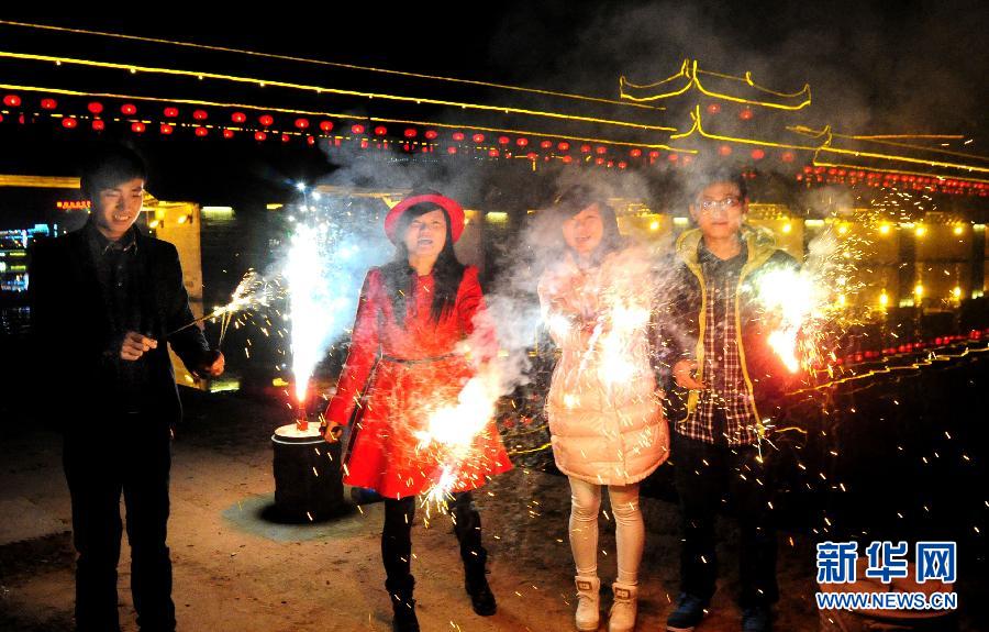 1月30日，浙江金華武義市民在燃放煙花，喜迎馬年春節(jié)。