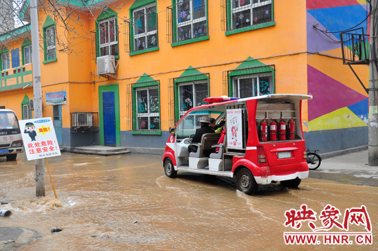 巡防隊(duì)員將巡消車開到對面，將上學(xué)的小朋友一個(gè)一個(gè)接上車，送出家屬院