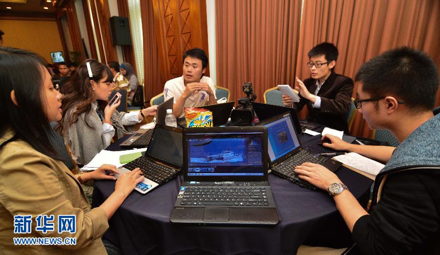 　3月10日，在馬來(lái)西亞吉隆坡，新華社吉隆坡分社記者在處理新聞。