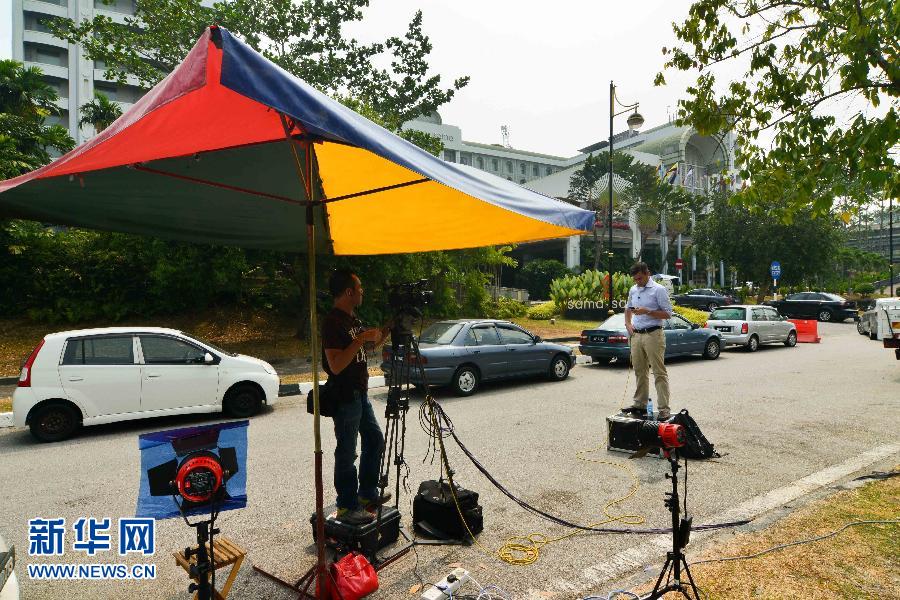 3月10日，在馬來(lái)西亞吉隆坡，一家國(guó)際媒體在酒店外準(zhǔn)備做聯(lián)播。