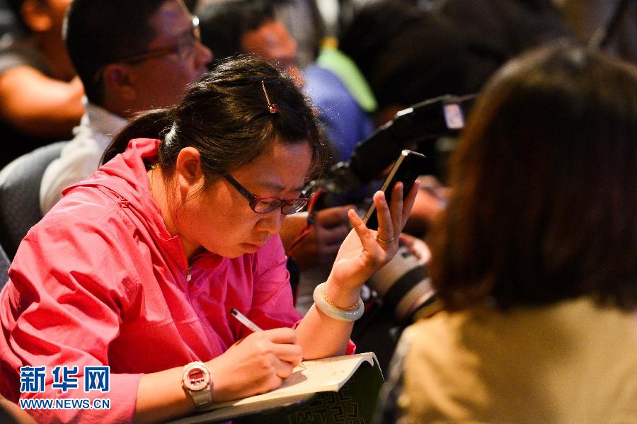 3月10日，在馬來(lái)西亞吉隆坡，一名媒體記者在新聞發(fā)布會(huì)上做記錄。