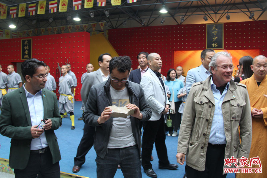 在表演后，外交官查看被表演者劈開的磚頭