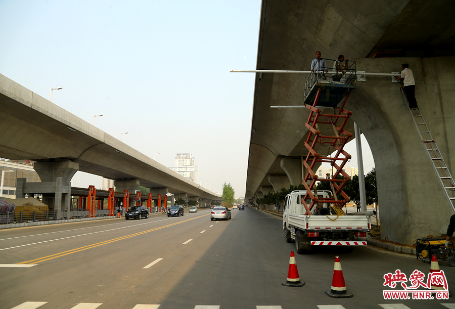 快速路的輔助設(shè)施進(jìn)入掃尾階段