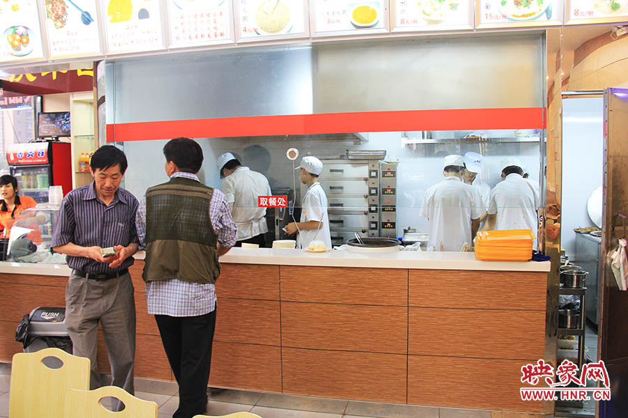 店面仍處于“試營業(yè)”狀態(tài),后廚的設備嶄新,看起來還算整潔。