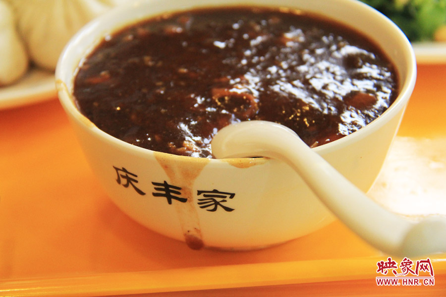 一碗炒肝,看上去也有滋有味。