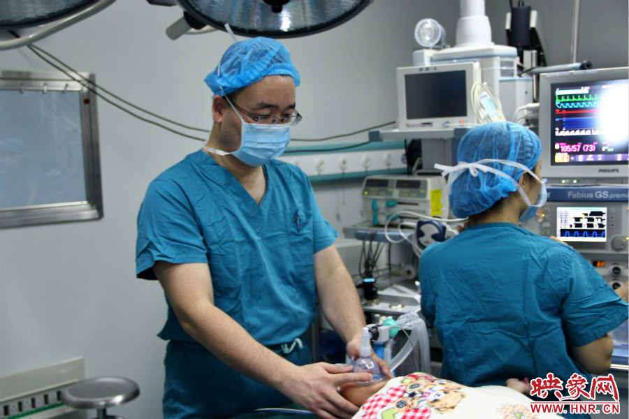 上午8點10分，小龍接受全身麻醉。