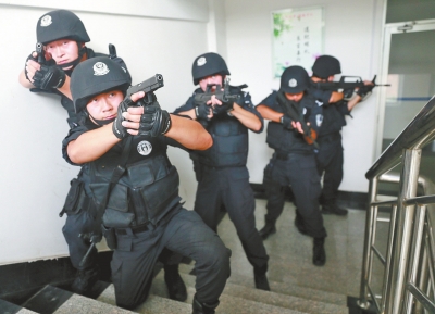 進入樓道后，特警開始地毯式搜索。