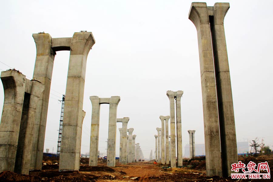 橋墩聳立，一片荒涼。