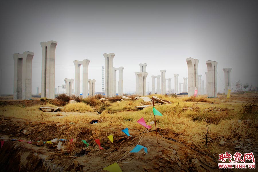 由于項(xiàng)目已經(jīng)停工數(shù)月，施工工地上很難見到工人，設(shè)備也很少，雜草叢生，顯得非?；臎觥? width=