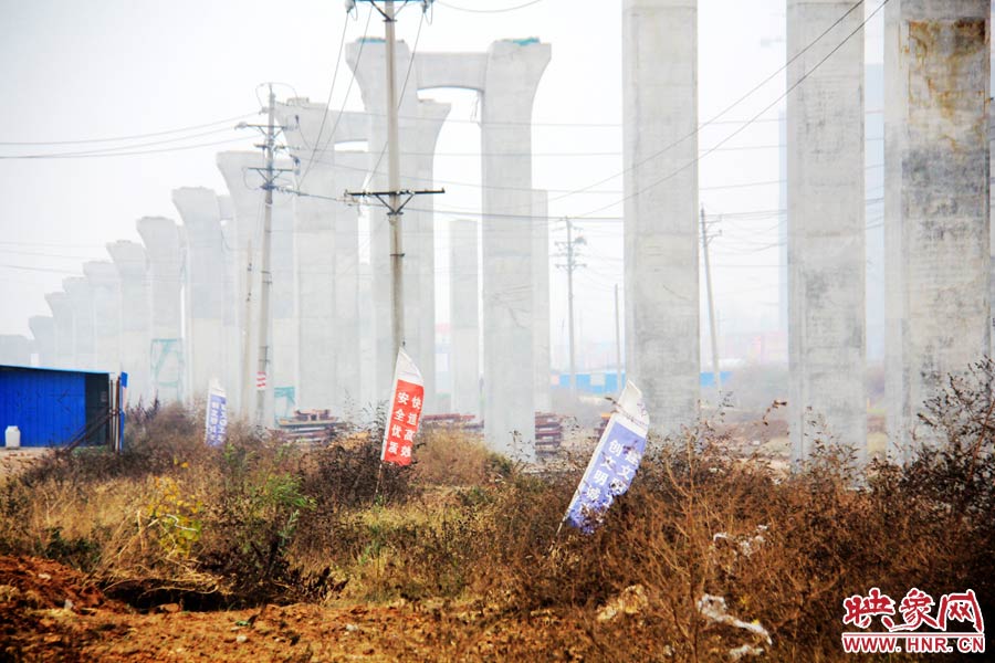 整個(gè)京廣快速路南段工程共分為六個(gè)工區(qū)，柴鍋轉(zhuǎn)盤處是京廣快速路南段三工區(qū)的施工區(qū)域。