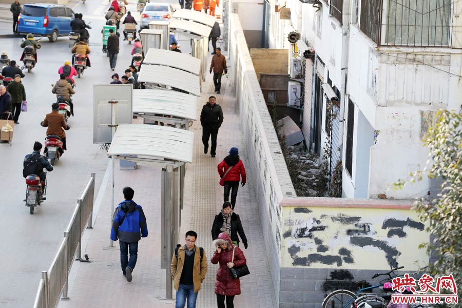 墻內(nèi)扔著垃圾，墻面上涂滿了牛皮癬小廣告，異常顯眼。