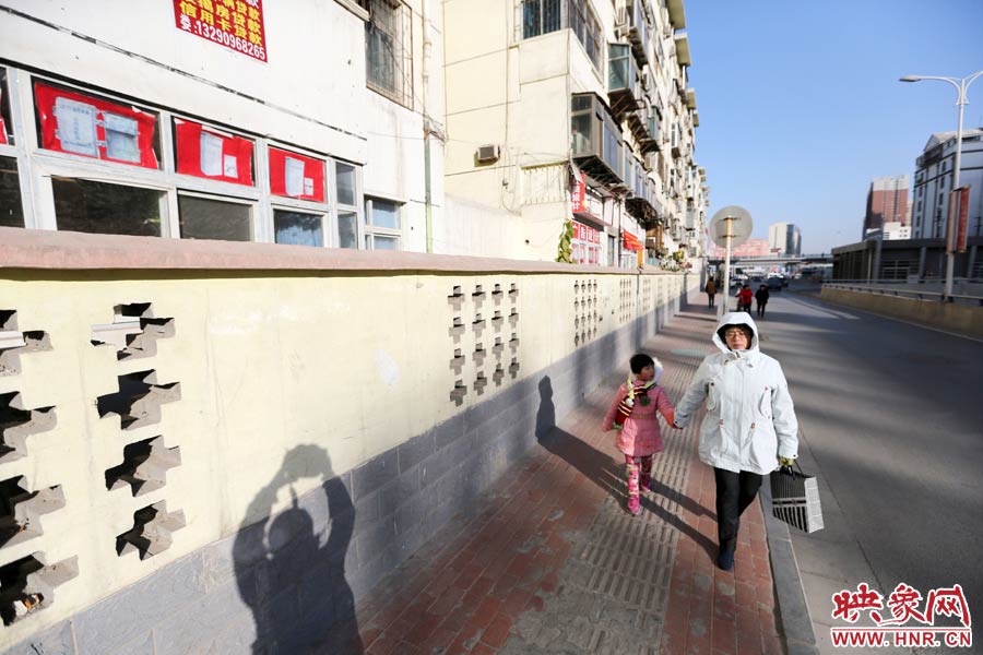 市民從墻外走過。