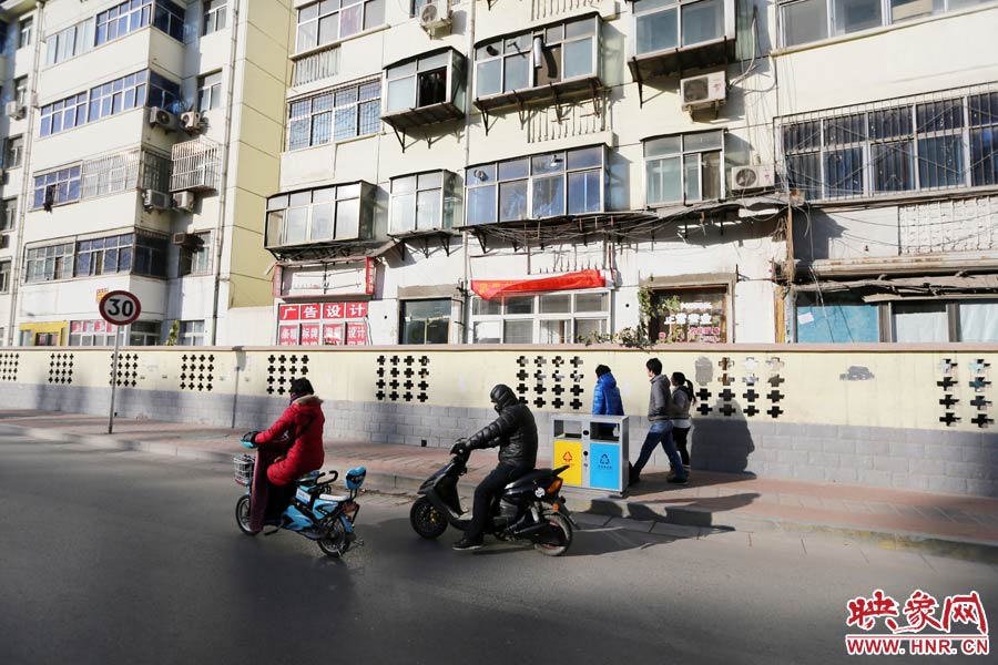 雖然墻內(nèi)的商戶已經(jīng)搬走，但一些門頭還沒撤下。