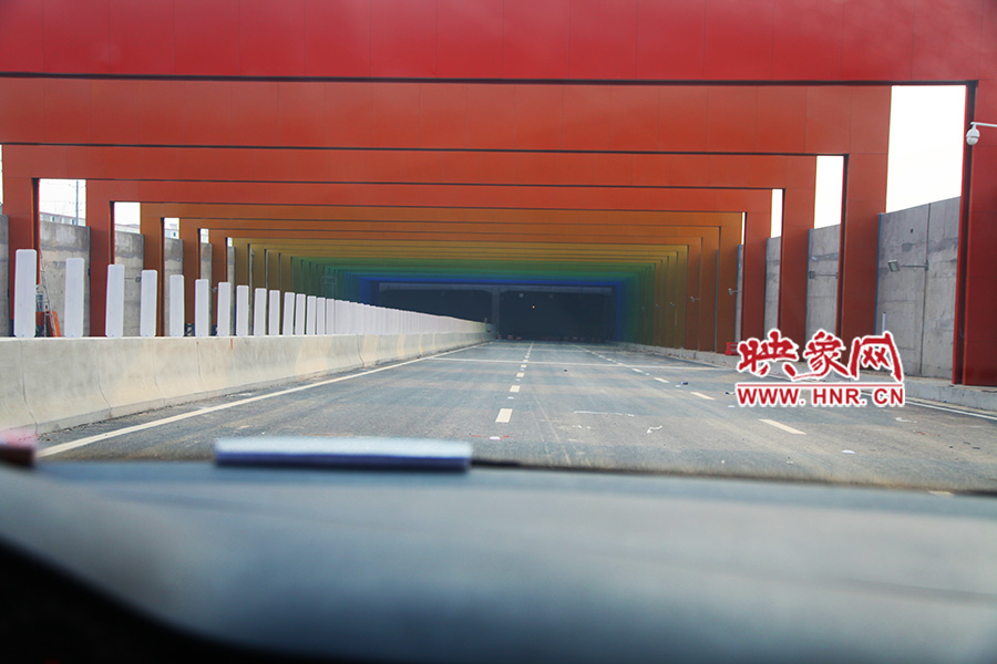 進(jìn)隧道時(shí)，由明到暗。