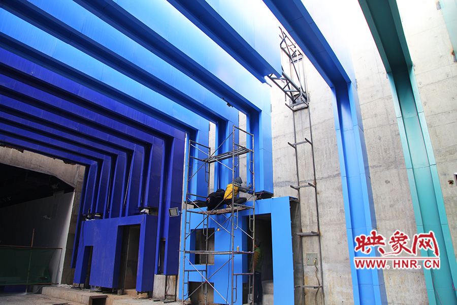 工人還在緊張施工。