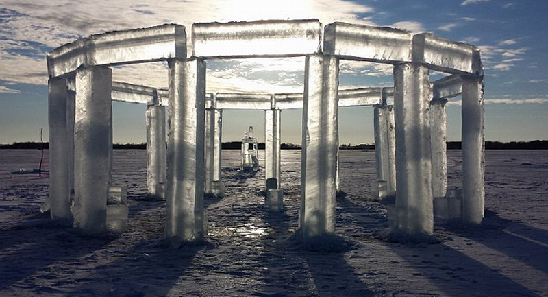 5名美國(guó)人制造冰柱版巨石陣。（網(wǎng)頁(yè)截圖）