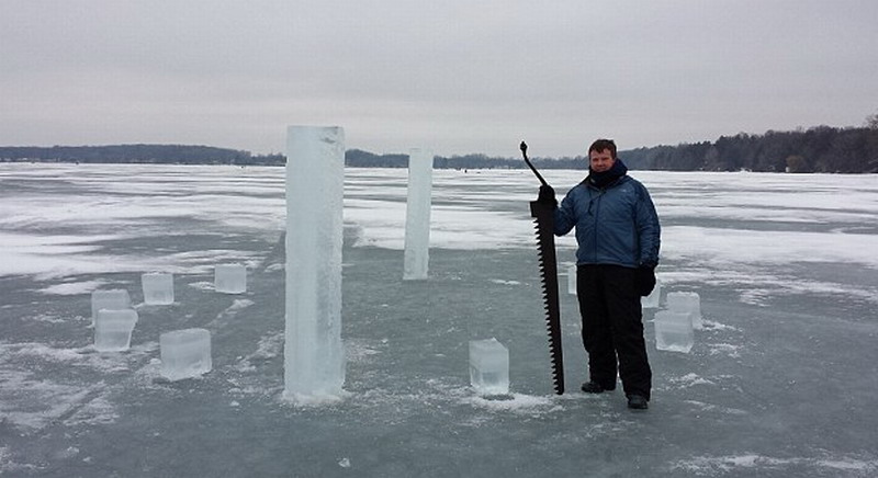 　這5名美國(guó)人使用鏈鋸和冰刀切割冰塊，用了2周時(shí)間才建成巨大的冰柱巨石陣。（網(wǎng)頁(yè)截圖）