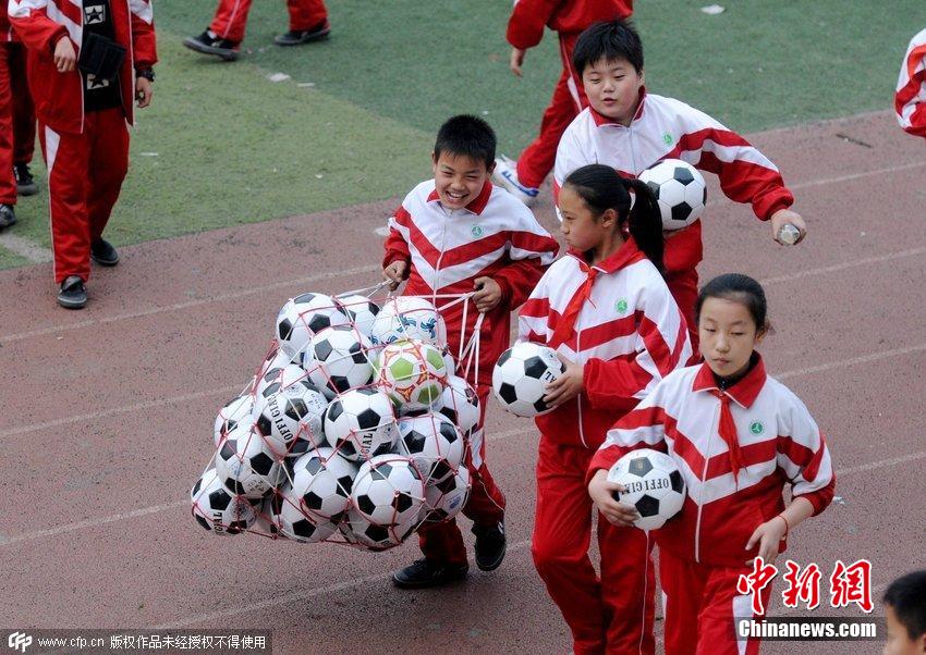 洛陽推進校園足球普及 學生跳起“足球操”