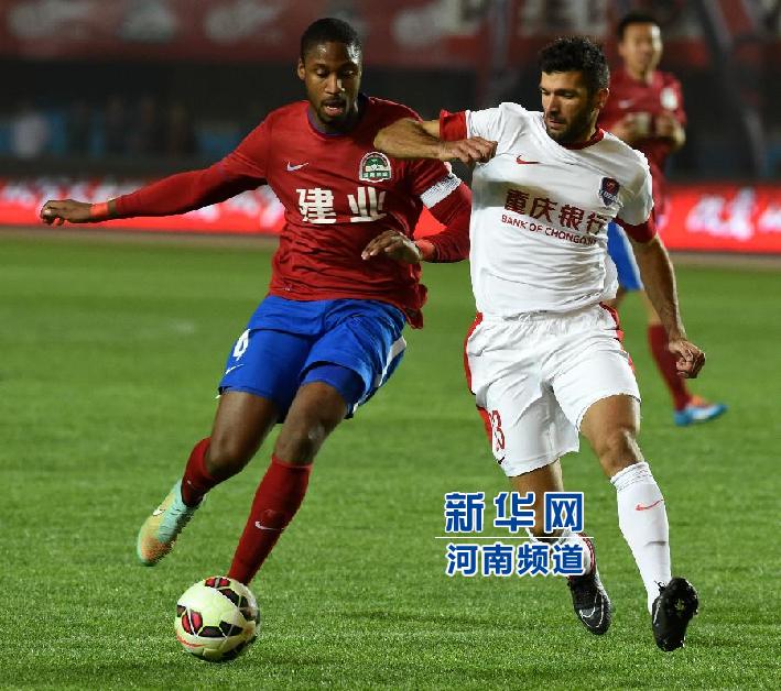 河南建業(yè)隊(duì)隊(duì)員戈麥斯（左）與重慶力帆隊(duì)隊(duì)員吉利奧蒂在比賽中拼搶。