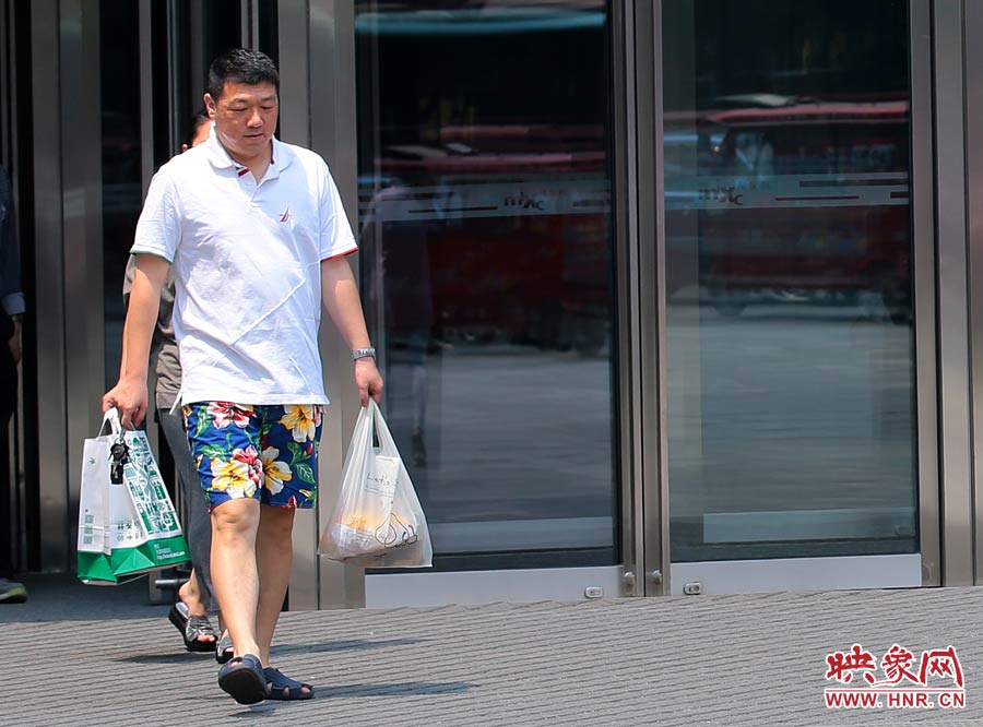 褲頭、T恤的裝束依然提前入夏