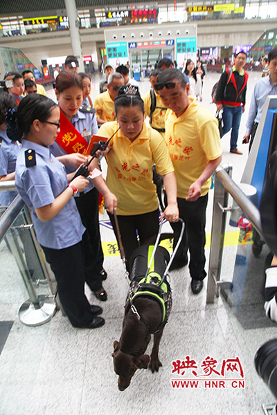 檢票進(jìn)站。