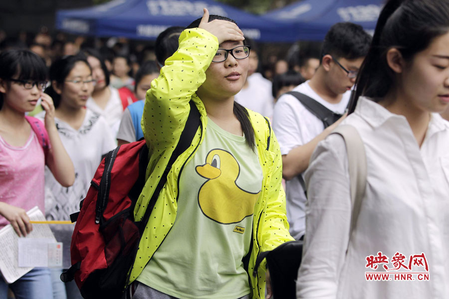 鄭州回中考點，考生輕松入場。