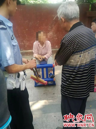 老太當(dāng)時(shí)坐在健身器材上做仰臥起坐，說環(huán)衛(wèi)工人影響她鍛煉身體了，便開始謾罵環(huán)衛(wèi)工人。