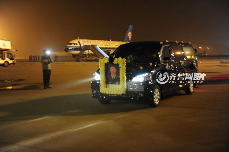 張楠烈士靈柩回國迎接儀式現(xiàn)場