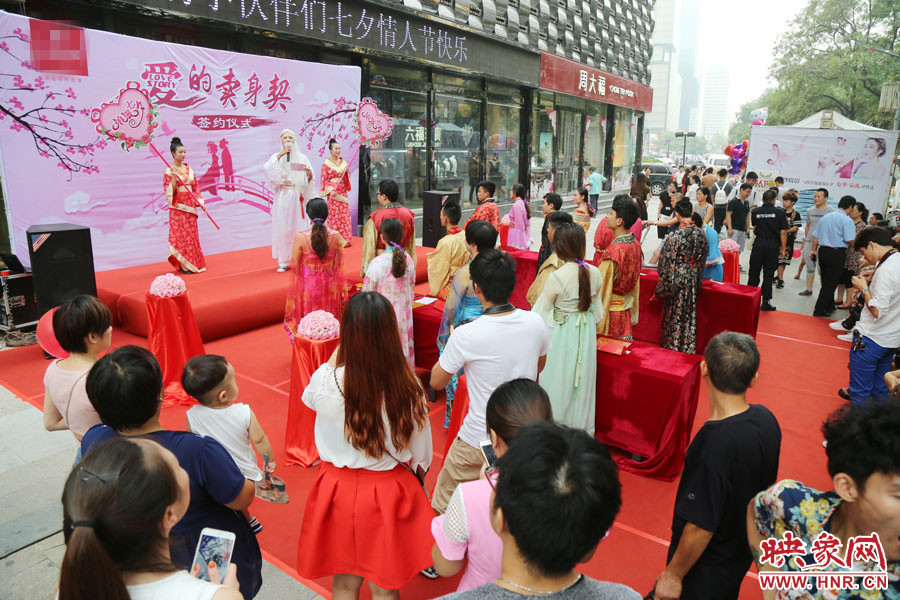 活動現(xiàn)場，聚集了大量圍觀群眾。