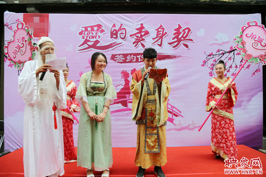 男子現(xiàn)場宣讀“賣身契”的內(nèi)容，讓大家作證。