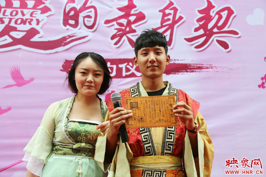 現(xiàn)場的8名男子異口同聲地表示，如違反此契約，可以接受處以極刑。