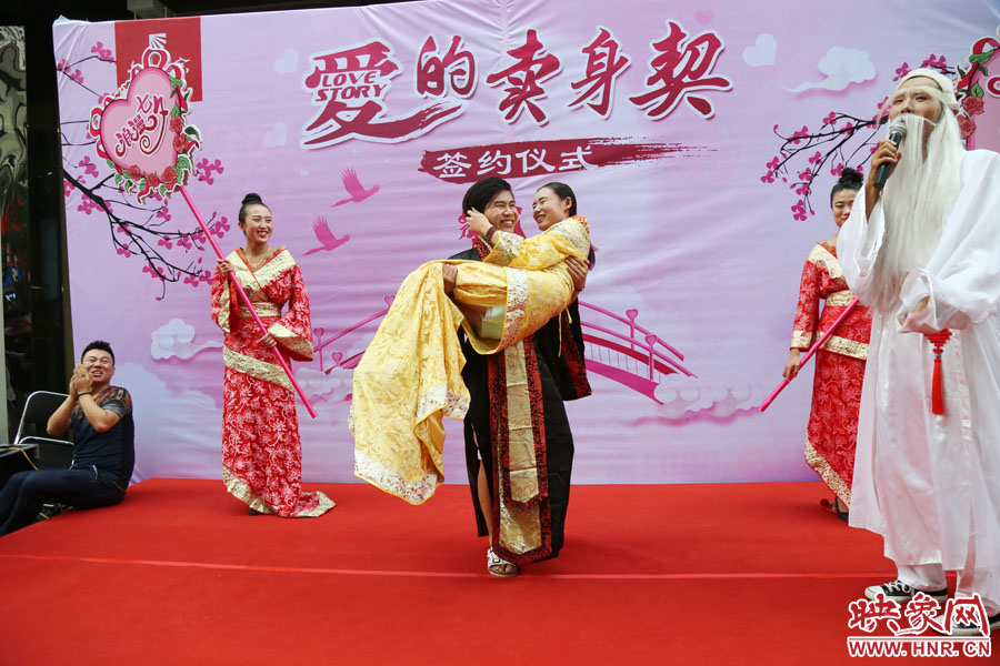 一名男子將女友抱起。