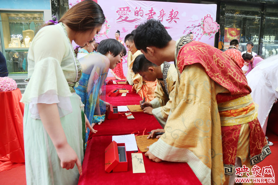 在“月老”的見證下，8名男子簽下代表真摯愛情的“賣身契”。