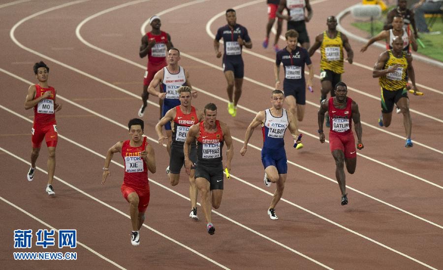 中國(guó)隊(duì)選手謝震業(yè)（左前）在比賽中。