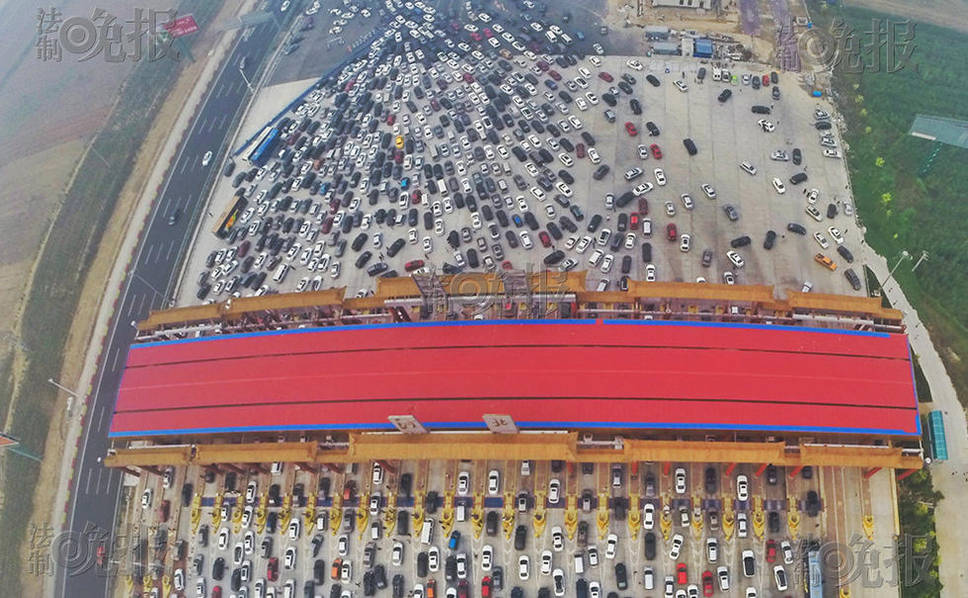 滯留的大批車輛。