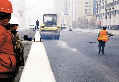 昨日農(nóng)業(yè)路高架第八標段已經(jīng)開始鋪設(shè)瀝青。