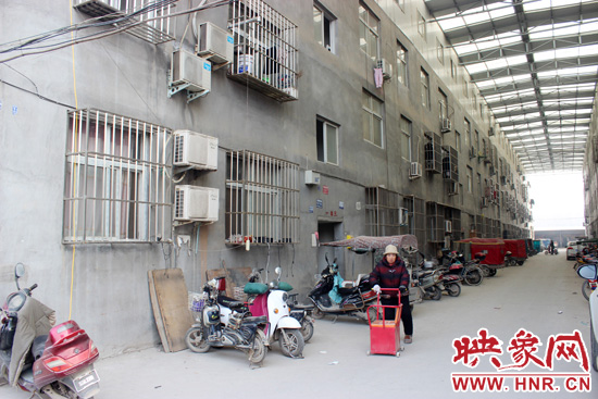 三棟居民樓沒(méi)有任何手續(xù)，沒(méi)有房產(chǎn)證，售價(jià)超級(jí)低。