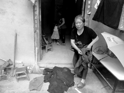 侯見志的母親拿出老伴受傷時穿的血衣。京華時報記者鄭羽佳攝