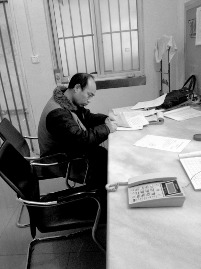 侯見志在看守所中簽署上訴書。律師供圖